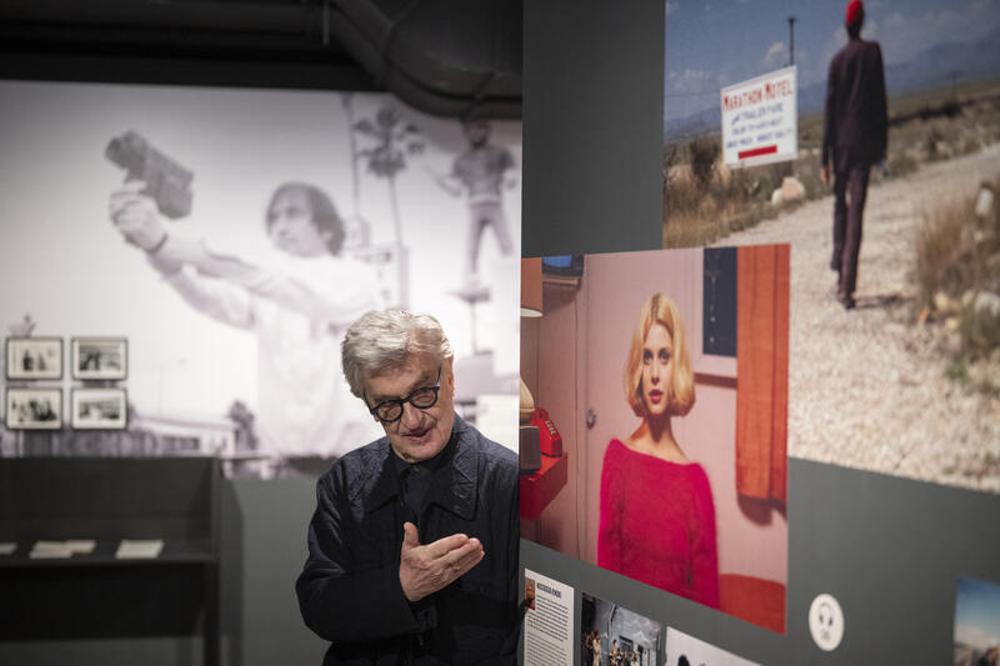 Wim Wenders mit einem Foto von "Paris, Texas"-Darstellerin Nastassja Kinski