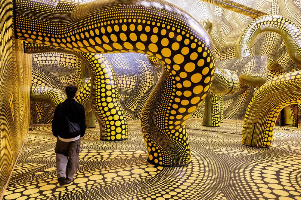 In der Kusama-Ausstellung: Infinity Mirrored Room (2025)