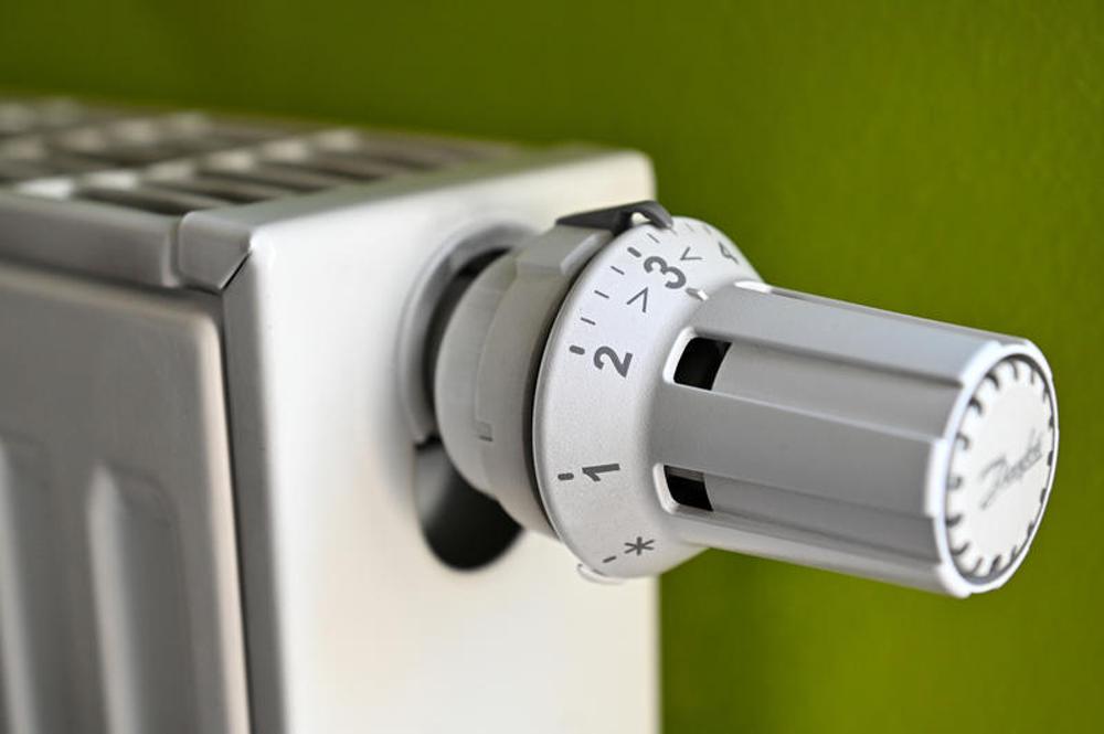 Heizk&ouml;rper mit Thermostat (Themenfoto)