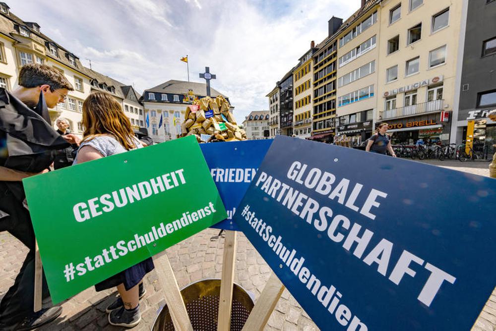 Demo von erlassjahr.de zum G7-Finanzministertreffen 2022 in Bonn
