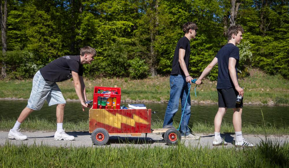 Vatertags-Ritual: M&auml;nner-Ausflug mit dem Bollerwagen
