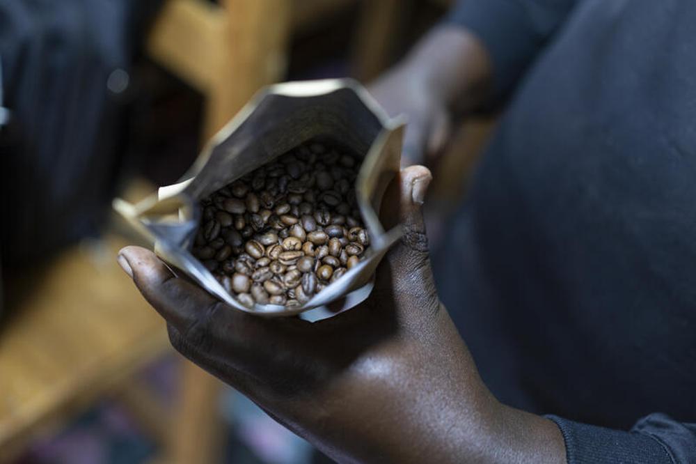 Eine Arbeiterin h&auml;lt eine Packung Kaffeebohnen auf der Plantage der "Equatoria Teak Company" in Nzara im S&uuml;dsudan