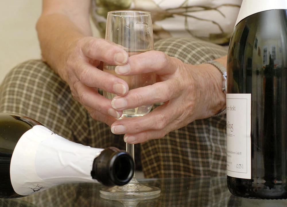 &Auml;ltere Frau trinkt Wein (Archivbild)