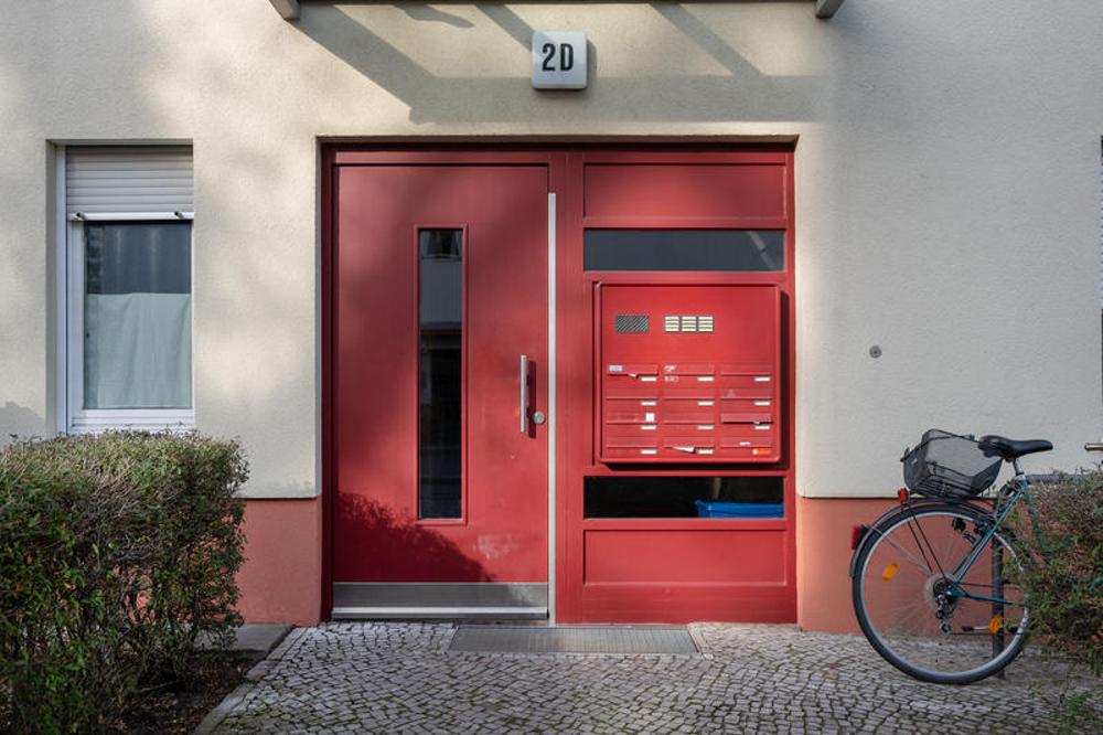 Eingang zu Mehrfamilienhaus in Berlin