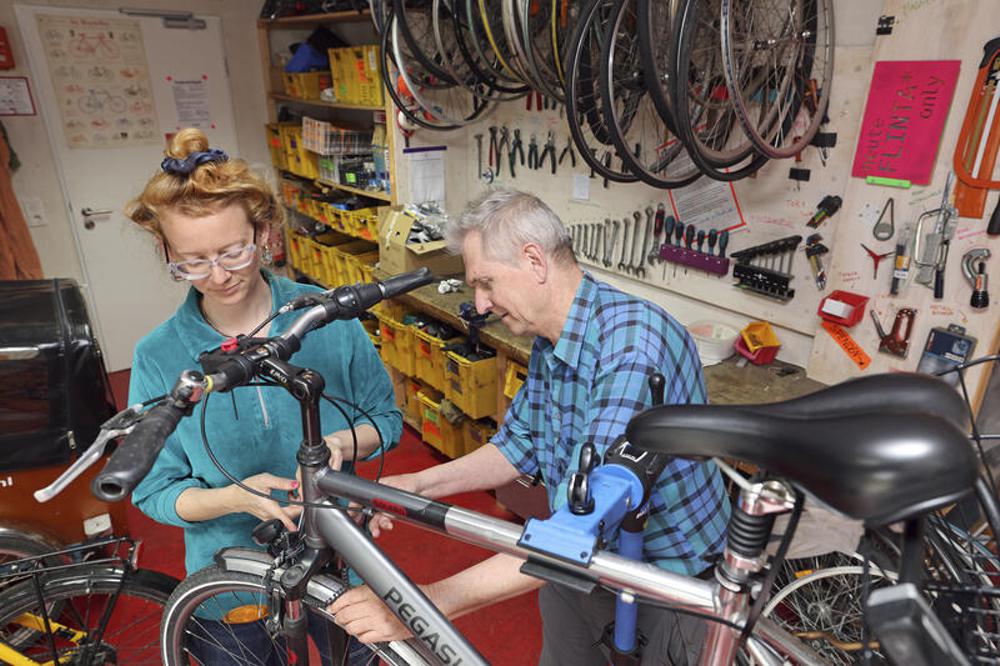Udo Fischer und Esther Adam in der Fahrrad-Selbsthilfewerkstatt des Nachbarschaftsprojektes "Stadt.Teil.Raum" im Bremer Stadtteil Walle
