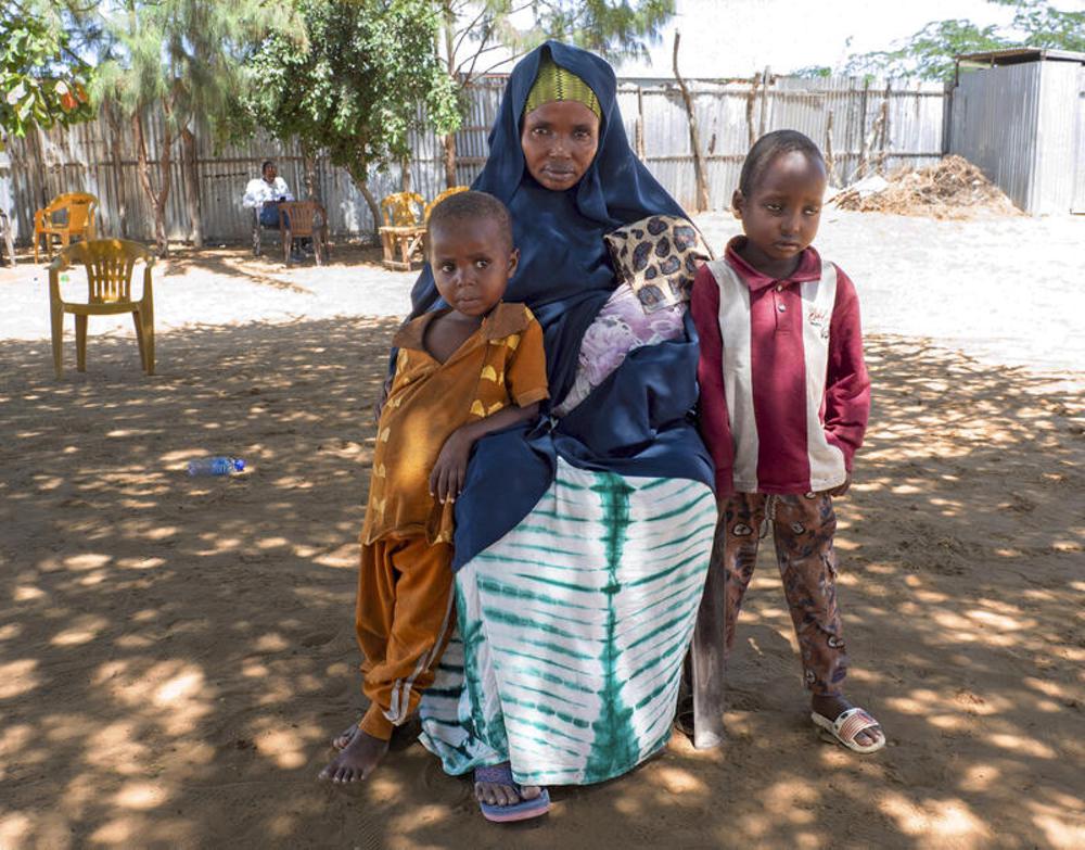 Sharifo Aden Nur mit zwei ihrer Kinder in einem Vertriebenenlager in Mogadischu