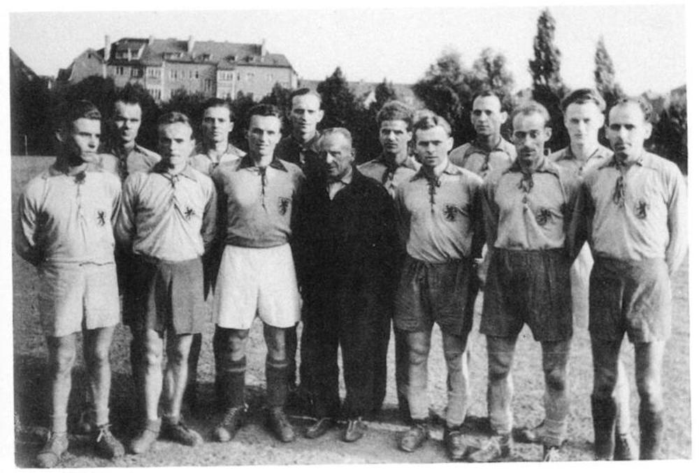Fritz F&ouml;rderer (schwarzer Anzug) trainierte zeitweise die SS-Wachmannschaft von Buchenwald. Die Aufnahme zeigt ihn nach 1945 mit Spielern der SG Weimar-Ost.