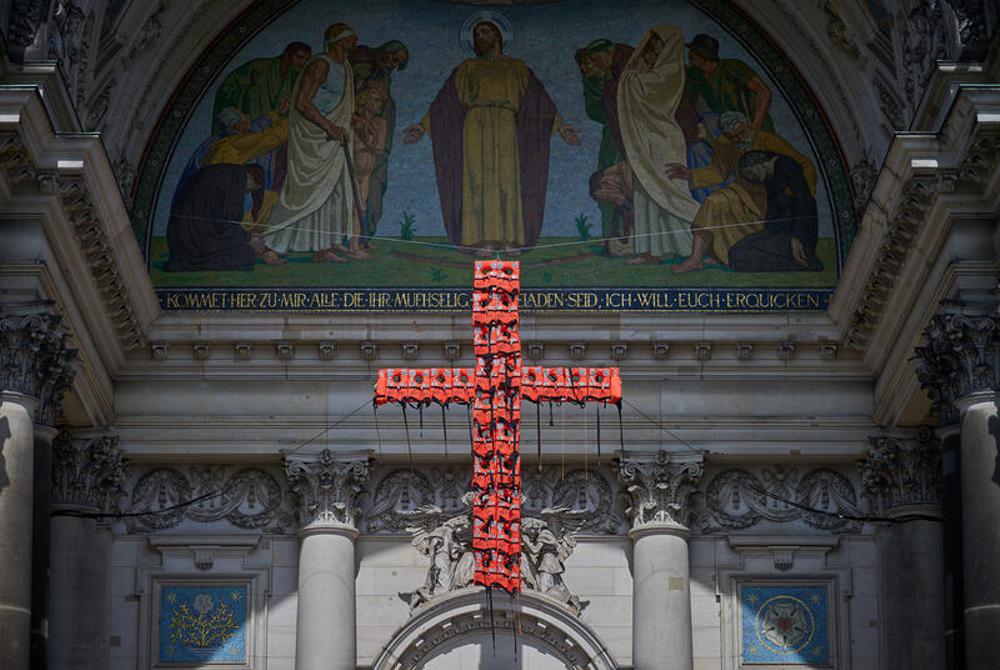 Kreuz aus Rettungswesten am Berliner Dom