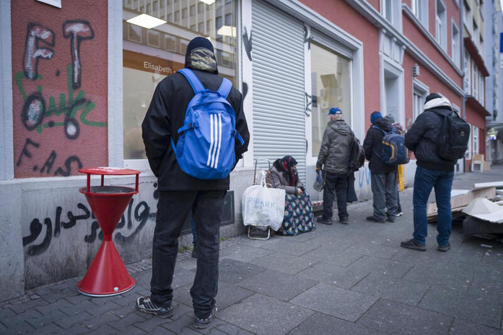 Vor der Elisabeth-Stra&szlig;enambulanz der Caritas Frankfurt f&uuml;r Wohnungslose