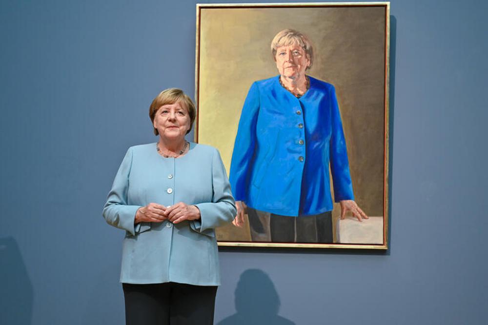 Merkel vor dem Portr&auml;t