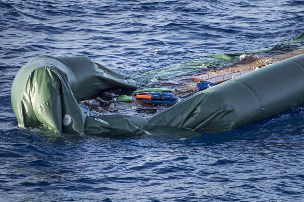 &Uuml;berreste eine gr&uuml;nen Schlauchbootes auf dem Mittelmeer