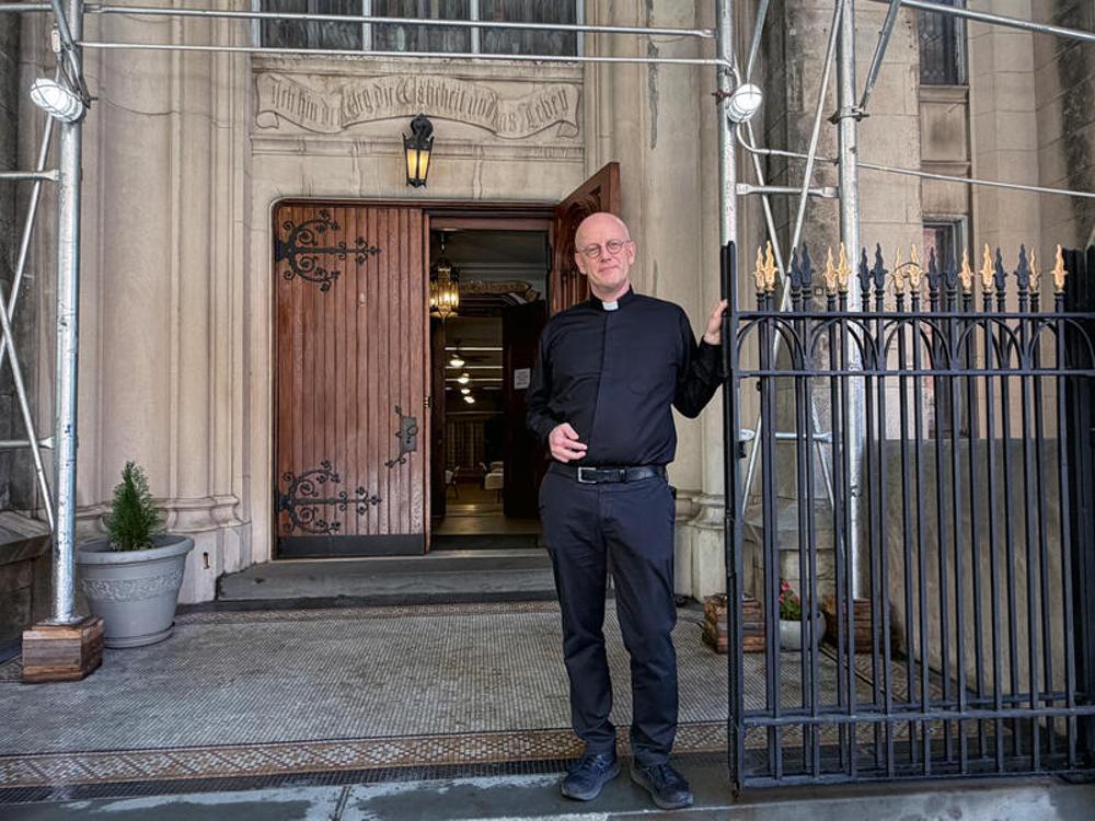 Pastor Lars Reimann unter dem Bauger&uuml;st an der Deutschen Evangelisch-Lutherischen St. Pauls Kirche in New York