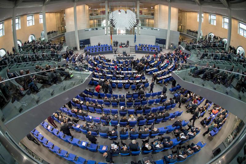 Heftige Debatte: Bundestag verabschiedet Migrationsgesetze