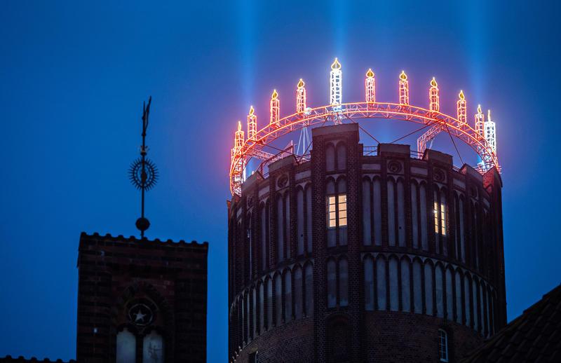 Riesiger Adventskranz leuchtet vom Lüneburger Wasserturm