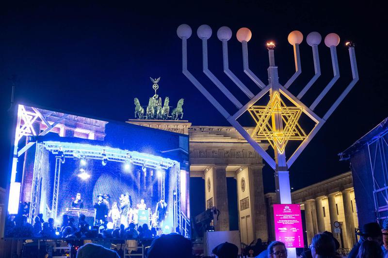 Größter Chanukka-Leuchter Europas in Berlin entzündet