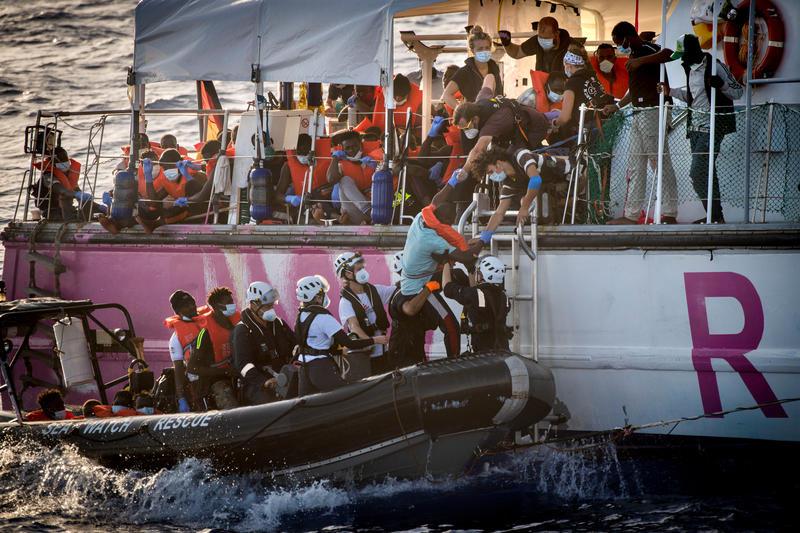 "Sea-Watch 4" übernimmt 150 Menschen von der "Louise Michel"