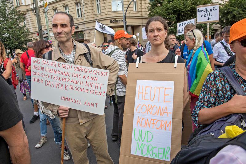 Gegner von Corona-Politik demonstrieren mit Rechtsextremen in Berlin