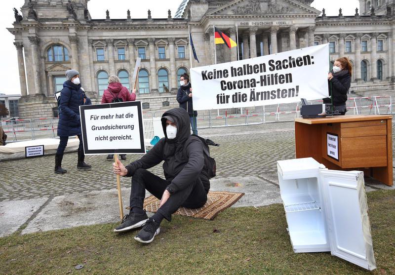 Bundestag beschließt weitere Pandemie-Hilfen für Bedürftige